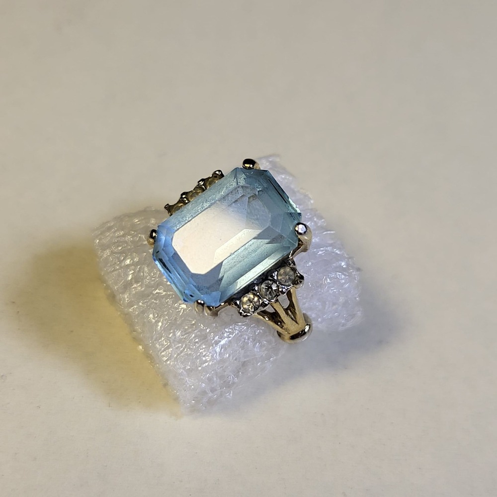 Vintage Cocktail Ring Size 5 Blue Emerald Cut Glass Gold Tone Retro
